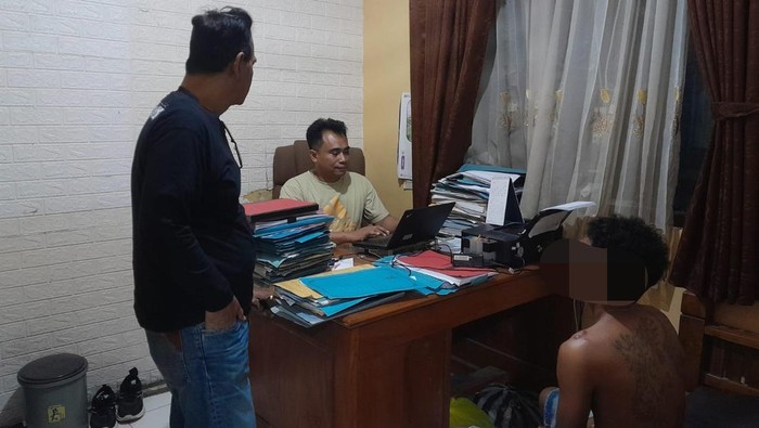 penampakan-pelaku-pembakaran-rumah-ortu-saat-diperiksa-di-polsek-sukolilo-pati-minggu-1462026-1781422203880_169