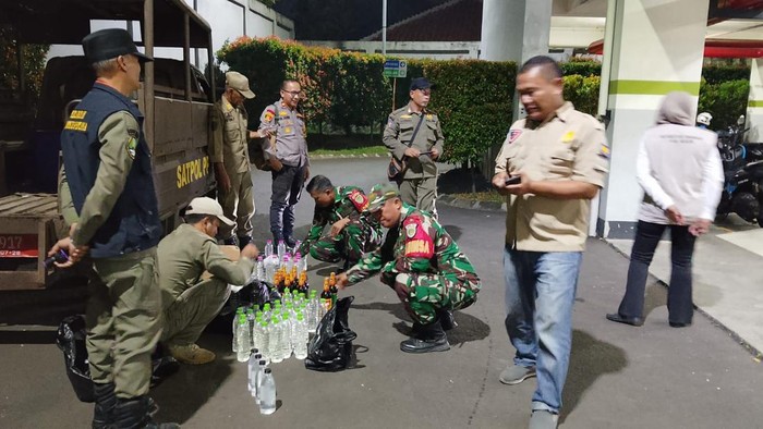 penggerebekan-warung-miras-di-bogor-1781422584311_169
