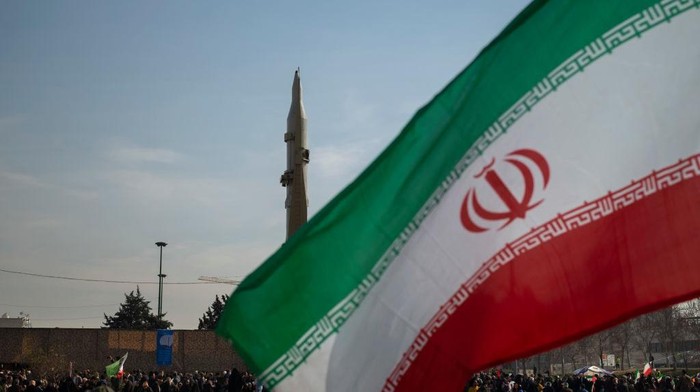perang-memanas-iran-pertama-kali-luncurkan-rudal-sejjil-ke-israel-1773659640846_169