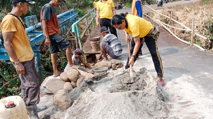 personel-polsek-jayaloka-bersama-warga-memperbaiki-jembatan-rusak-di-desa-purwodadi-jayaloka-musi-rawas-sumatera-selatan-sumse-1780741540527_169