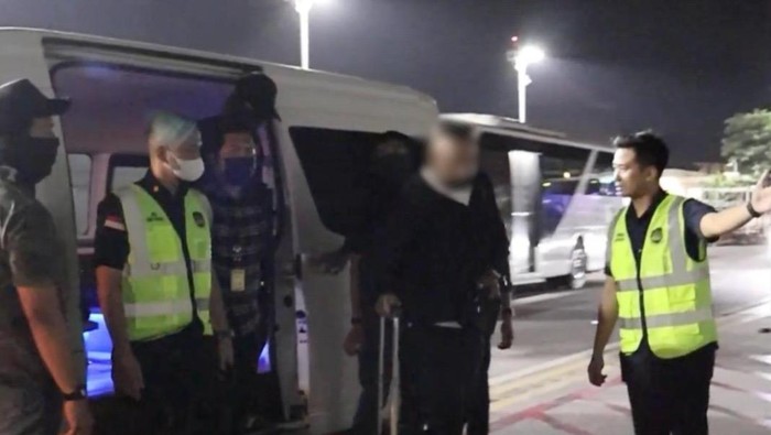 petugas-imigrasi-ngurah-rai-menggagalkan-penerbangan-pria-asal-australia-yang-menjadi-buronan-interpol-di-bandara-i-gusti-ngur-1781155272293_169
