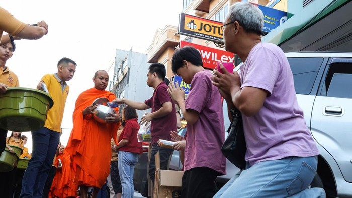 pindapata-waisak-jejak-kebajikan-di-jalanan-makassar-1780207260061_169