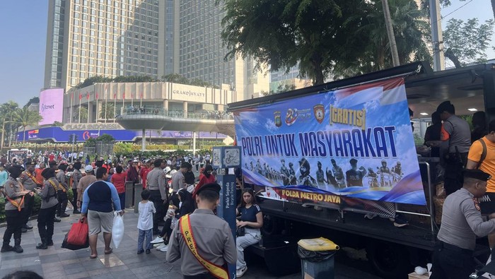 polda-metro-jaya-membagikan-500-porsi-bubur-ayam-gratis-di-cfd-bundaran-hi-adhfar-auliadetikcom-1780805256873_169