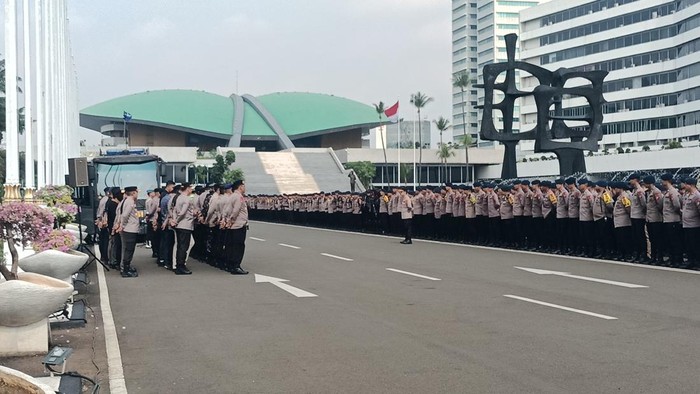 polda-metro-jaya-menggelar-apel-pasukan-pengamanan-demo-hari-ini-1781496460627_169