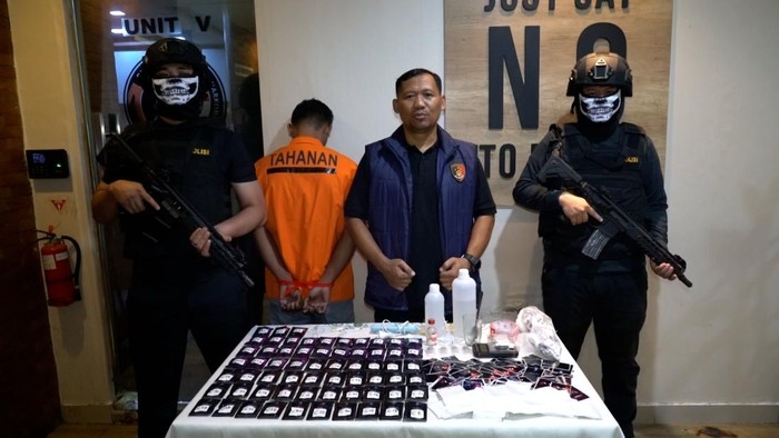 polisi-bongkar-produksi-narkoba-di-bekasi-1781021225614_169
