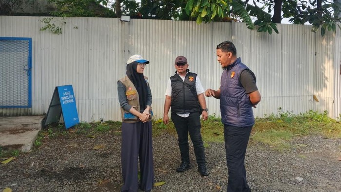 polisi-cek-tkp-pencurian-modus-pecah-kaca-mobil-di-ciputat-tangerang-selatan-1781615161803_169