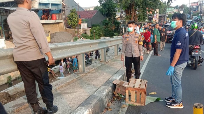 polisi-datang-ke-lokasi-diduga-temuan-mayat-bayi-di-depok-dok-istimewa-1780818973694_169