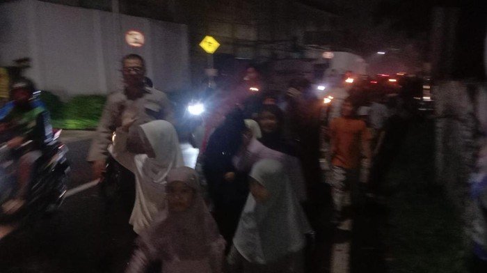 polsek-ciputat-timur-mengawal-warga-yang-turun-ke-jalan-untuk-pawai-obor-menyambut-tahun-baru-islam-1-muharram-1448-hijriah-1781534965405_169