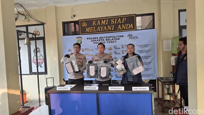 polsek-tebet-menangkap-maling-motor-viral-yang-bermodus-menjaminkan-iphone-17-pro-max-dan-samsung-z-fold-yang-ternyata-replika-1780398868040_169