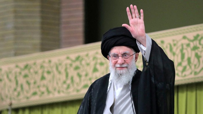 potret-ali-khamenei-pemimpin-tertinggi-iran-yang-tewas-dalam-serangan-as-israel-1772334987713_169