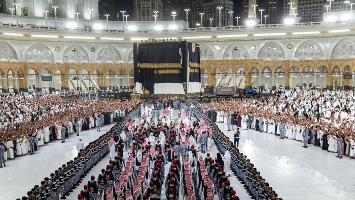 prosesi-pergantian-kiswah-kabah-dok-akun-x-resmi-keamanan-umum-arab-saudi-securitygov-1781580546104_169