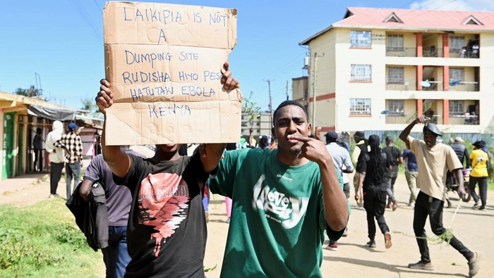 ratusan-warga-kenya-tolak-rencana-fasilitas-karantina-ebola-as-1780387690200_169