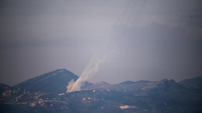 rentetan-roket-ditembakkan-dari-wilayah-lebanon-ke-israel-saat-pertempuran-antara-hizbullah-dan-tel-aviv-kembali-berlanjut-1775888379262_169