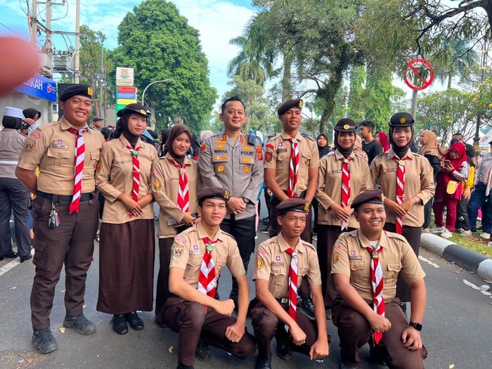 ribuan-warga-kabupaten-bogor-antusias-melebur-bersama-jajaran-kepolisian-dalam-agenda-olahraga-bersama-yang-menandai-pembukaan-1781443554864_43