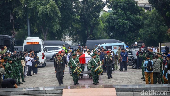 ryamizard-ryacudu-dimakamkan-secara-militer-di-tmp-kalibata-1780297095155_169