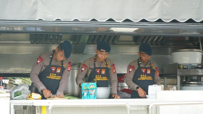 satbrimob-polda-metro-jaya-mendirikan-dapur-lapangan-untuk-membantu-warga-terdampak-kebakaran-di-kawasan-kemayoran-jakarta-pus-1780385303214_169