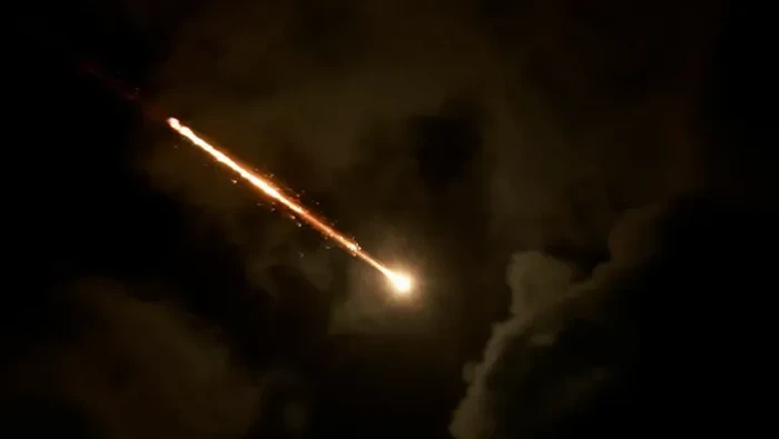 sebuah-proyektil-terlihat-di-langit-setelah-iran-menembakkan-salvo-rudal-balistik-ke-israel-seperti-yang-terlihat-dari-kota-te_169