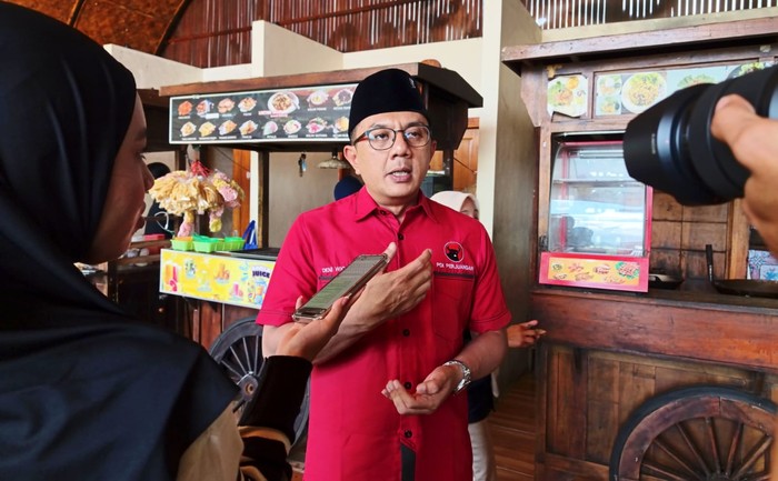 sekretaris-dpd-pdip-jawa-timur-jatim-deni-wicaksono-1781441200743
