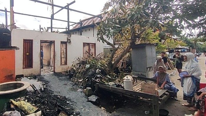 seorang-kakek-di-polman-terluka-akibat-tertimpa-plafon-saat-rumahnya-terbakar-1781414854847_169