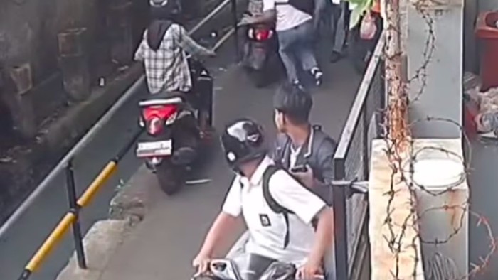 seorang-pengendara-sepeda-motor-di-palmerah-jakbar-dibacok-seorang-pelajar-polisi-telah-menangkap-pelaku-dok-istimewa-1781080746008_169