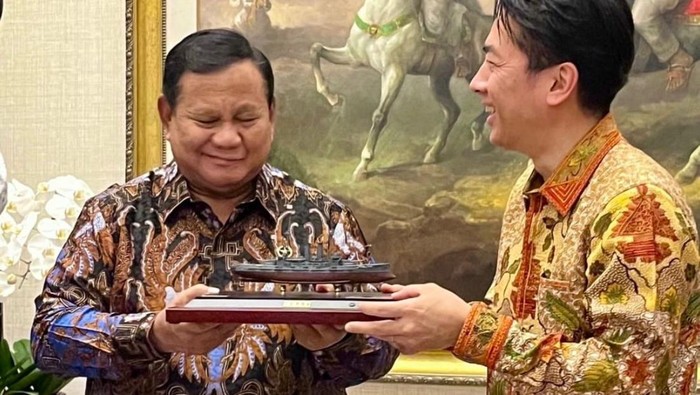 shinjiro-koizumi-memberikan-miniatur-kapal-perang-mikasa-ke-presiden-prabowo-subianto-1781395787520_169