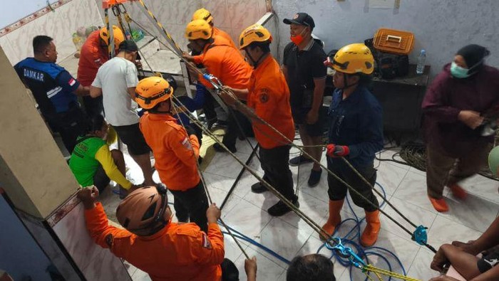 tim-bpbd-saat-mengevakuasi-seorang-remaja-yang-terjatuh-ke-sumur-sedalam-sekitar-25-meter-di-desa-ngrupit-kecamatan-jenangan-p-1780864770261_169