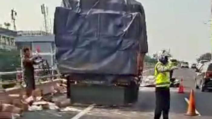 truk-muatan-tepung-tumpah-1781145658615_169