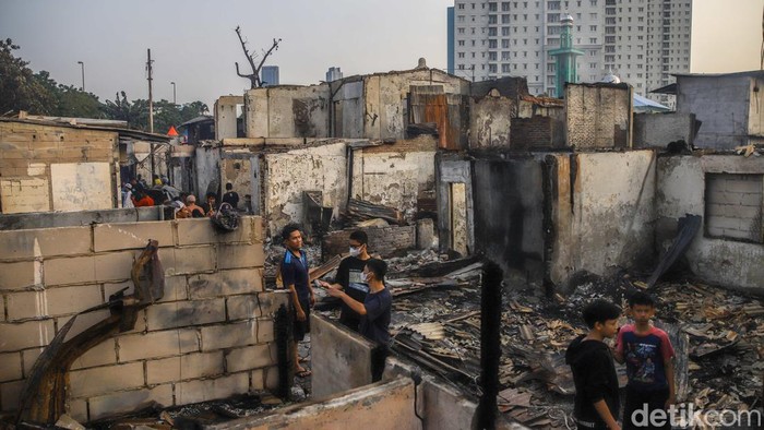 usai-kebakaran-hebat-warga-kembali-cari-harta-yang-tersisa-di-tengah-puing-1780369062485_169