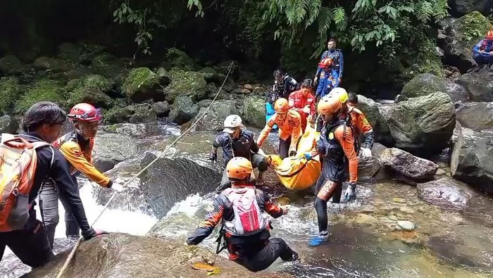 wisatawan-tewas-tenggelam-di-curug-ciparay-bogor-dokbasarnas-1780808554670_169