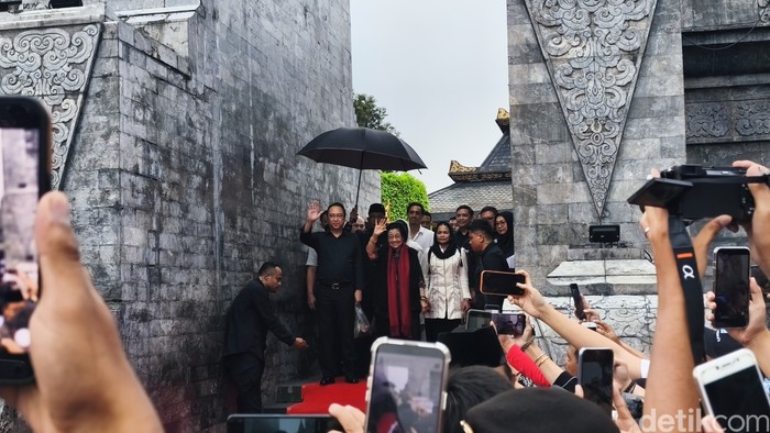 ziarah-kebangsaan-dalam-rangka-haul-bung-karno-ke-56-digelar-di-pusara-makam-bung-karno-kota-blitar-1781430176023