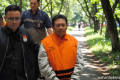 Potret Bupati Lombok Barat Lalu Ahmad Pakai Rompi Oranye Khas Tersangka KPK