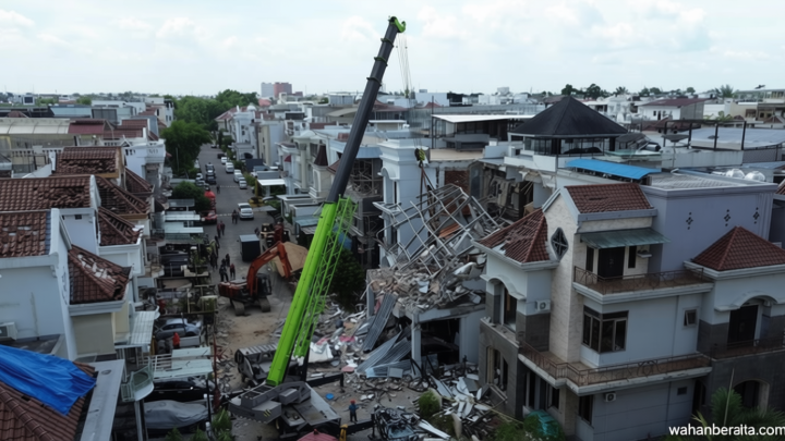 Momen Bayi Berlumuran Darah Dievakuasi dari Reruntuhan Ledakan Rumah di Medan