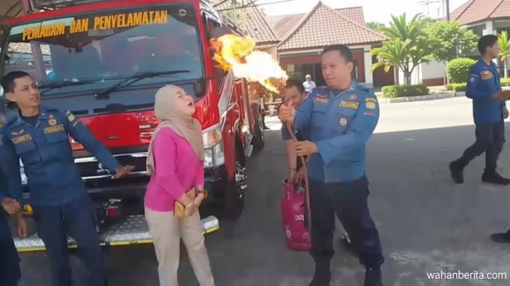 Historic Moment: Momen Warga Rayakan Ultah Bareng Damkar, Tiup Lilin Diganti Semburan Api LPG