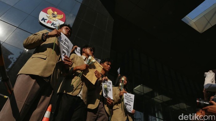 aksi-mahasiswa-dorong-kpk-cepat-tangani-kasus-febrie-adriansyah-1784026228859_169