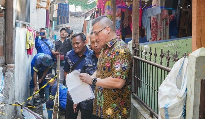 Historic Moment: Kenneth DPRD DKI Bantu Anak Disabilitas Saat Tinjau Proyek Saluran Air di Jakbar