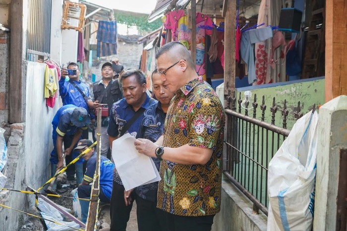 anggota-dprd-dki-jakarta-hardiyanto-kenneth-meninjau-kegiatan-perbaikan-saluran-air-di-duri-kepa-kebon-jeruk-jakbar-1784384062157