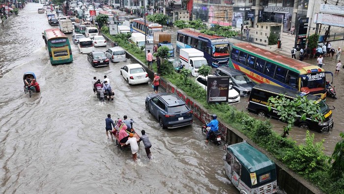 Banjir Rendam Jalanan Dhaka, Warga Terobos Genangan Demi Beraktivitas