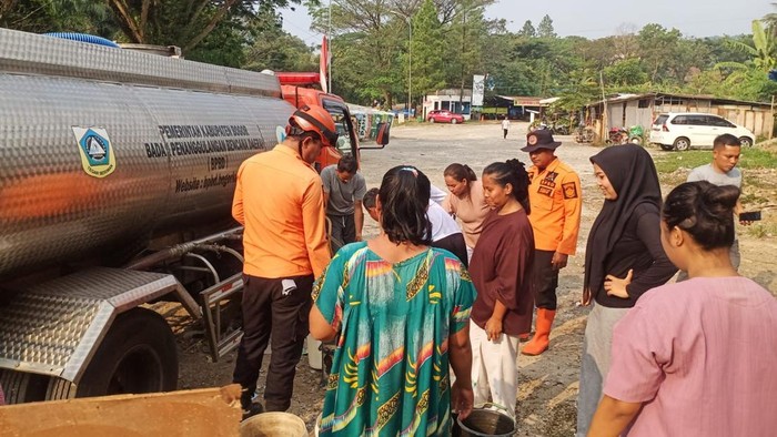 bpbd-kabupaten-bogor-memberikan-bantuan-air-bersih-di-kecamatan-babakan-madang-1783401319451_169