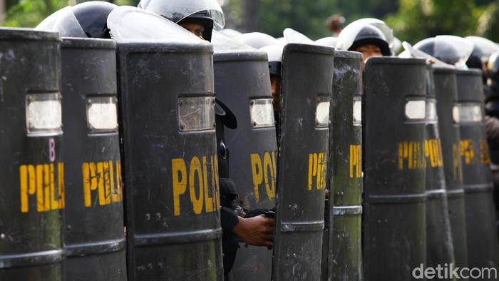 demo-tangerang-ada-mahasiswa-dibanting-18-orang-diamankan_169