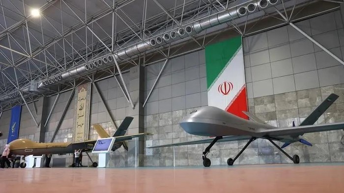 drone-buatan-iran-dipamerkan-di-teheran_169