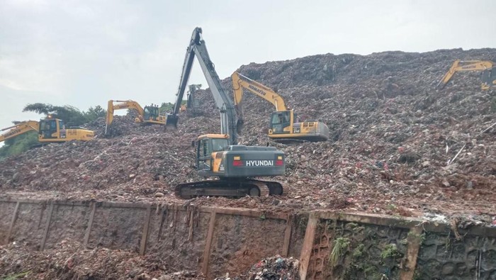 gunungan-sampah-di-tpst-bantargebang-kota-bekasi-longsor-hingga-menimpa-tiga-truk-sampah-truk-itu-sampai-terperosok-ke-kali-do-1767176043736_169
