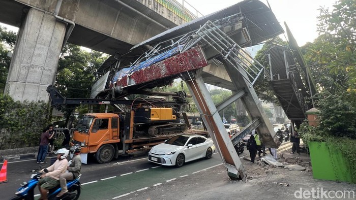 jpo-di-tendean-jakarta-selatan-nyaris-roboh-setelah-dihantam-truk-pengangkut-alat-berat-adhfardetikcom-1783989963329_169