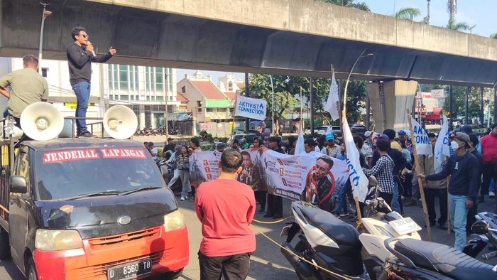 Important Visit: Kantor Hotman Paris di Kelapa Gading Digeruduk Massa Demo