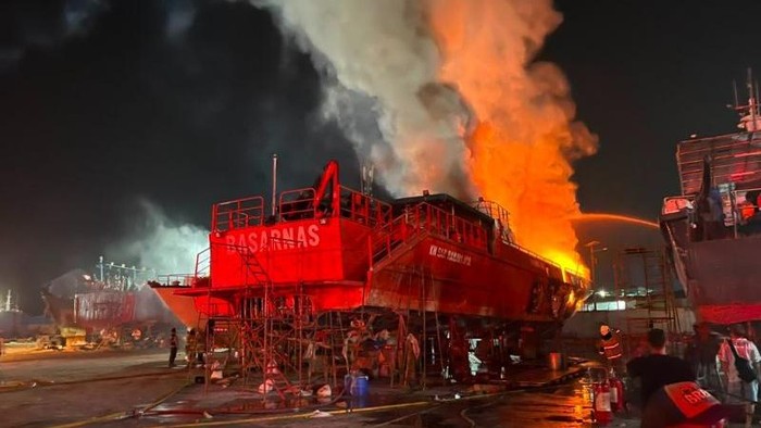 kapal-kn-sar-ramawijaya-terbakar-saat-melakukan-perawatan-atau-docking-tahunan-di-galangan-kapal-pt-proskuneo-kadarusman-muara-1784743935621_169