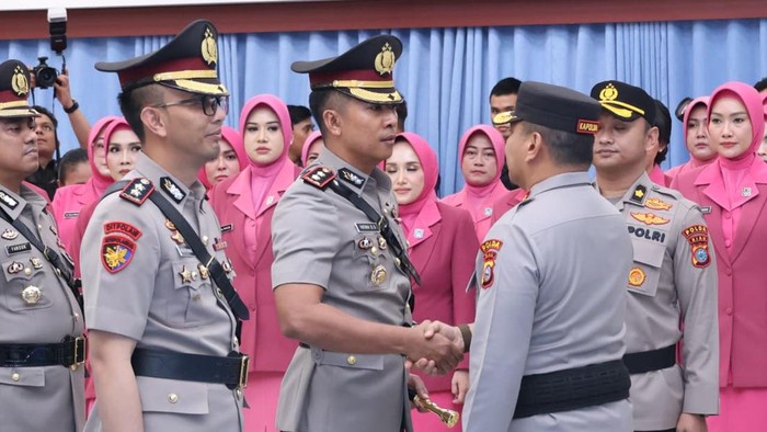 kapolda-riau-pimpin-sertijab-dirintelkam-kabid-humas-dan-4-kapolres-1783925150804_169