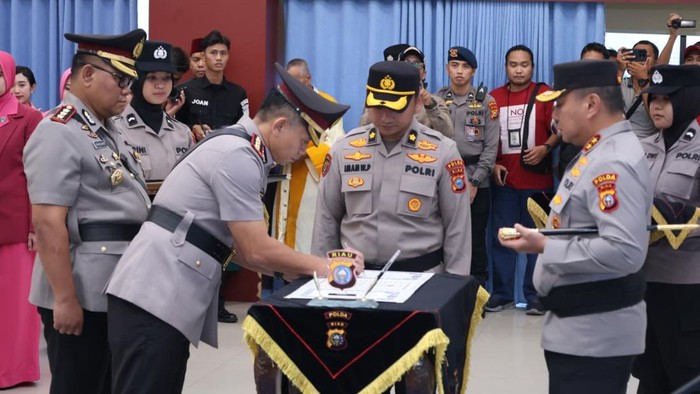 kapolda-riau-pimpin-sertijab-dirintelkam-kabid-humas-dan-4-kapolres-1783925150879_169