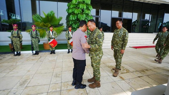 kapolri-jenderal-listyo-sigit-prabowo-silaturahmi-dengan-panglima-tni-jenderal-agus-subiyanto-1783926985237_169