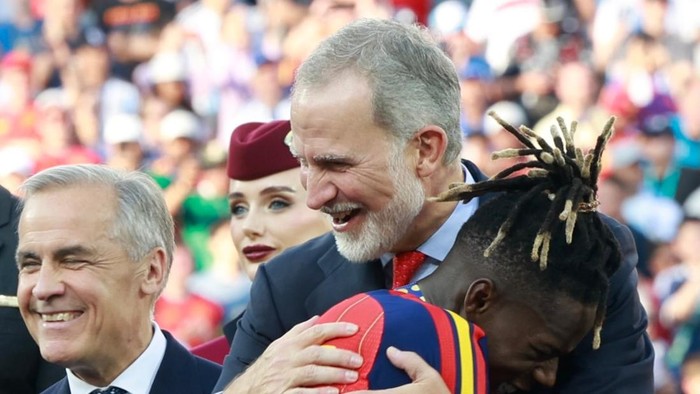 keluarga-spanyol-bersorak-saat-timnasnya-keluar-sebagai-juara-piala-dunia-2026-raja-felipe-vi-memeluk-satu-persatu-para-pemain-1784510619411_169