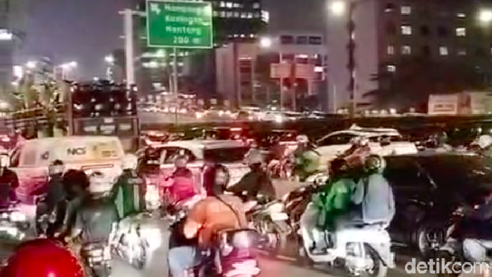 kemacetan-terjadi-di-jalan-gatot-subroto-gatsu-arah-kuningan-kemacetan-ini-rangkaian-imbas-pembongkaran-jpo-di-jalan-kapten-te-1784031394832_169