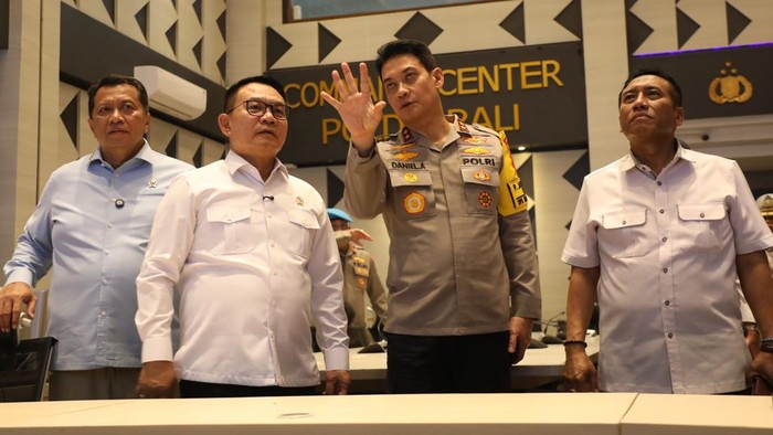 kepala-staf-kepresidenan-jenderal-tni-dudung-abdurachman-bersama-tim-kementerian-pan-rb-saat-kunjungan-kerja-di-polda-bali-rab-1783509357896_169